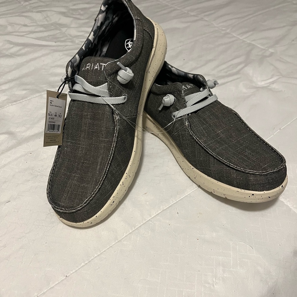 NWT Ariat Hilo slip in